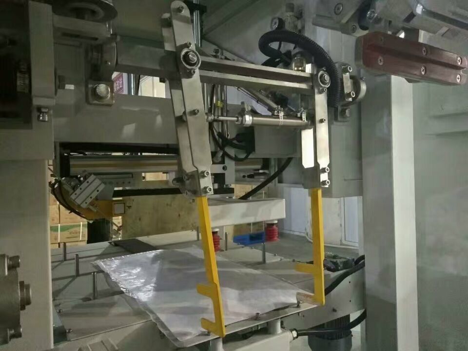 Máquina de embalagem totalmente automático da eficiência elevada com o auto aferidor do saco/saco enchidos